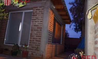 Vende Casa 2 dormitorios en Centenario -Barrio Sarmiento