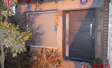 Vende Casa 2 dormitorios en Centenario -Barrio Sarmiento