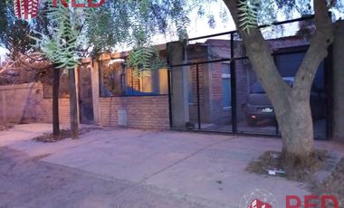 Vende Casa 2 dormitorios en Centenario -Barrio Sarmiento