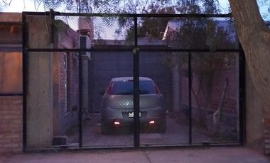 Vende Casa 2 dormitorios en Centenario -Barrio Sarmiento