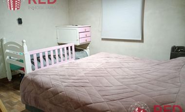 Vende Casa 2 dormitorios en Centenario -Barrio Sarmiento