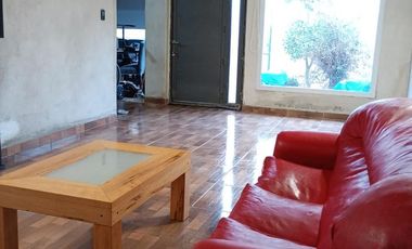 Vende Casa 2 dormitorios en Centenario -Barrio Sarmiento