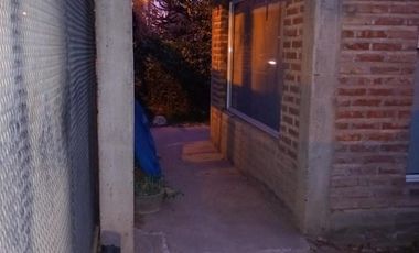Vende Casa 2 dormitorios en Centenario -Barrio Sarmiento
