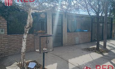 Vende Casa 2 dormitorios en Centenario -Barrio Sarmiento
