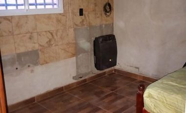 Vende Casa 2 dormitorios en Centenario -Barrio Sarmiento