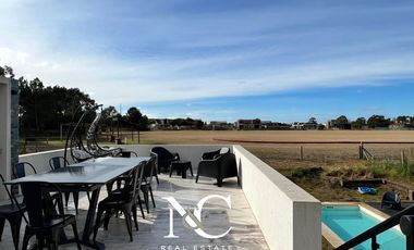 Casa en venta en Costa Esmeralda con fondo al polo