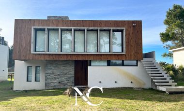 Casa en venta en Costa Esmeralda con fondo al polo