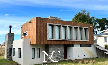 Casa en venta en Costa Esmeralda con fondo al polo