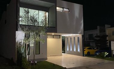 Venta Casa NUEVA  en Provenza 4 Recamaras