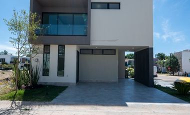 Venta Casa NUEVA  en Provenza 4 Recamaras