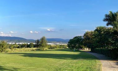 Terreno sobre el campo de golf