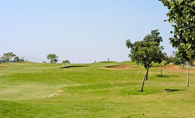 Terreno sobre el campo de golf