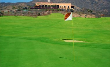 Terreno sobre el campo de golf