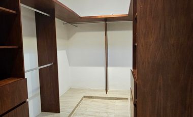 Renta 4 recámaras dentro de privada Entre Parques