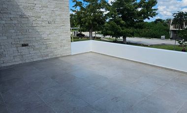 Renta 4 recámaras dentro de privada Entre Parques