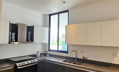 Renta 4 recámaras dentro de privada Entre Parques