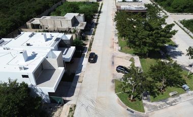 Renta 4 recámaras dentro de privada Entre Parques