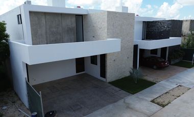 Renta 4 recámaras dentro de privada Entre Parques