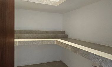 Renta 4 recámaras dentro de privada Entre Parques