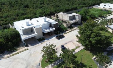 Renta 4 recámaras dentro de privada Entre Parques