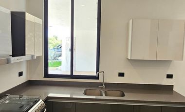 Renta amueblada| con paneles solares 4 recámaras dentro de privada Entre Parques