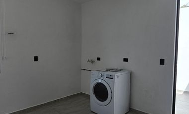 Renta amueblada| con paneles solares 4 recámaras dentro de privada Entre Parques