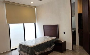 Renta amueblada| con paneles solares 4 recámaras dentro de privada Entre Parques