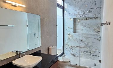 Renta amueblada| con paneles solares 4 recámaras dentro de privada Entre Parques