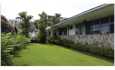 Vendo casa comercial en Altos del Golf