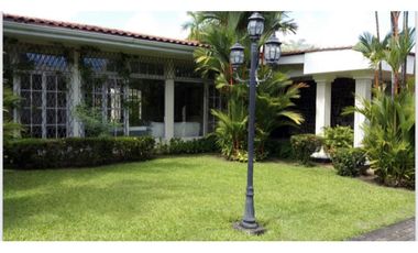 Vendo casa comercial en Altos del Golf