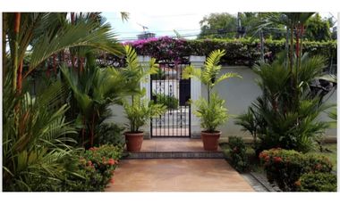 Vendo casa comercial en Altos del Golf