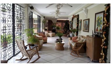 Vendo casa comercial en Altos del Golf