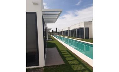 SE VENDE CASA EN EL PH VILLAGE AT THE POOL EN ANTON RIO HATO
