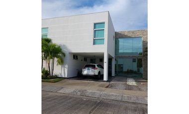 SE ALQUILA CASA EN EL PH COSTA ESMERALDA EN COSTA SUR