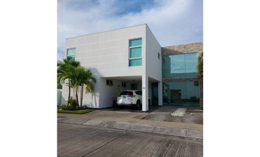 SE ALQUILA CASA EN EL PH COSTA ESMERALDA EN COSTA SUR