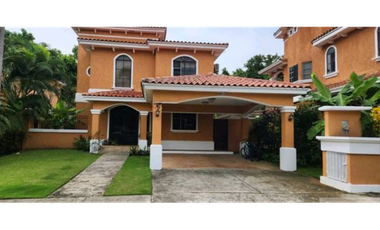 CASA DUPLEX EN CLAYTON EN EMBASSY CLUB  3REC 3B CBE L/B  336M2