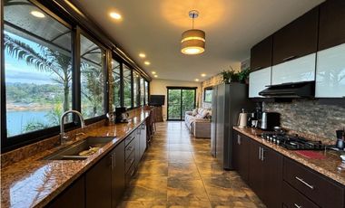 VENTA DE CASA CAMPESTRE CON ACCESO AL EMBALSE DE GUATAPÉ