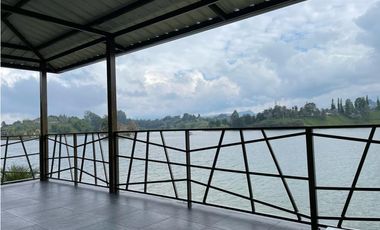 VENTA DE CASA CAMPESTRE CON ACCESO AL EMBALSE DE GUATAPÉ