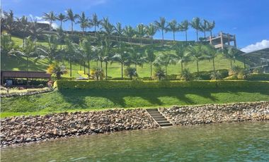 VENTA DE CASA CAMPESTRE CON ACCESO AL EMBALSE DE GUATAPÉ