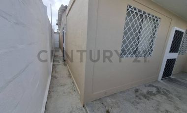 Casa en venta de 1 planta Salinas, 3 cuartos, 1.5 Baños, romodelada. LuisN.