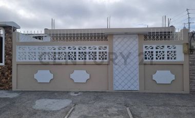 Casa en venta de 1 planta Salinas, 3 cuartos, 1.5 Baños, romodelada. LuisN.