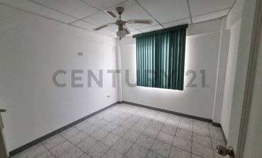 Casa en venta de 1 planta Salinas, 3 cuartos, 1.5 Baños, romodelada. LuisN.