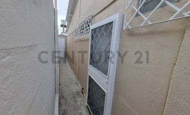 Casa en venta de 1 planta Salinas, 3 cuartos, 1.5 Baños, romodelada. LuisN.