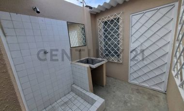Casa en venta de 1 planta Salinas, 3 cuartos, 1.5 Baños, romodelada. LuisN.
