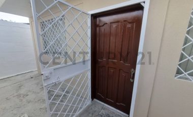 Casa en venta de 1 planta Salinas, 3 cuartos, 1.5 Baños, romodelada. LuisN.