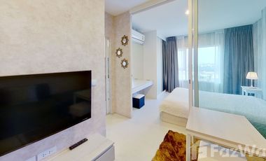 Beautiful 1 Bedroom unit with open view and direct BTS access