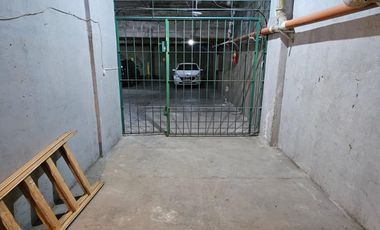 Venta Cochera fija cubierta con baulera. Zona Centro