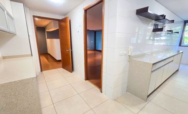 Departamento en arriendo c/ estacionamiento en Jardín Del Este