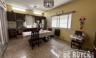 Casa 3 ambientes Quilmes Oeste a pasos de Calchaqui