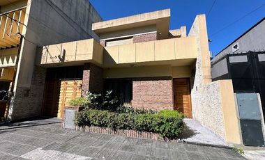 Casa en Ezpeleta Este, a pasos de la estación